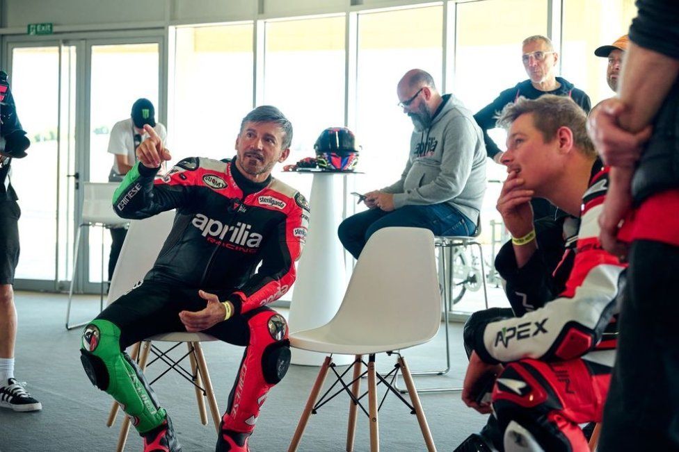 Moto - News: Aprilia Pro Experience 2023: domenica 28 maggio a Misano con Max Biaggi