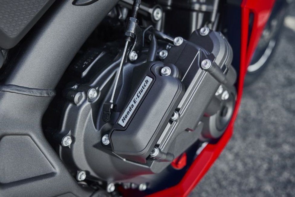 Moto - EICMA: Honda CBR650R 2024: rinnovata la sportiva giapponese, anche con E-Clutch
