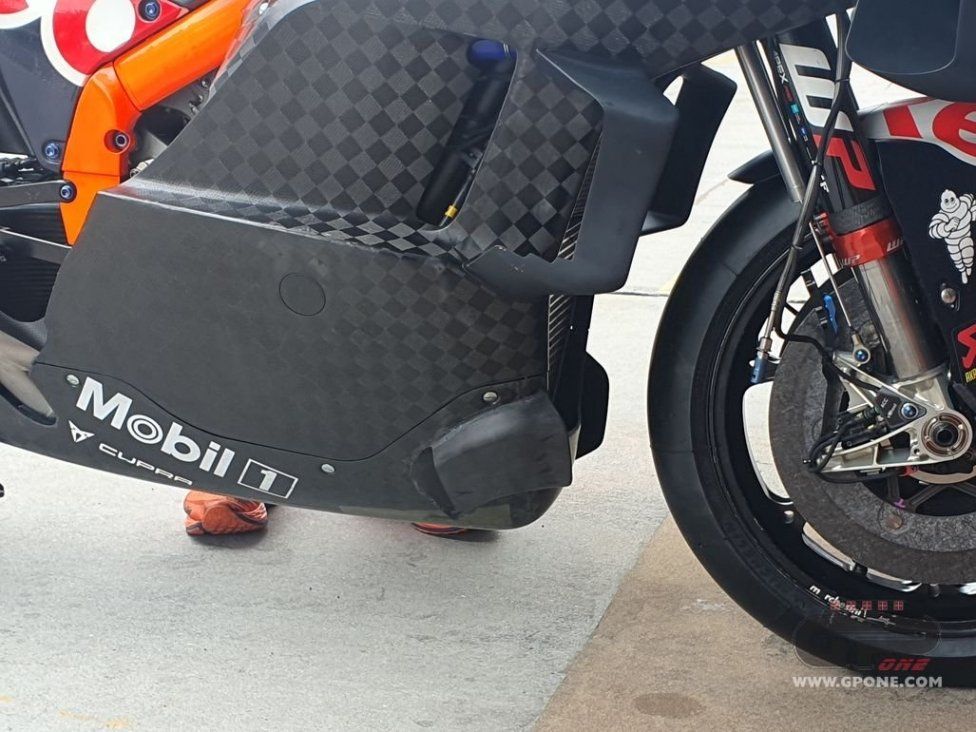 MotoGP: KTM si incolla al suolo: spuntano i diffusori sulla RC16 a Sepang