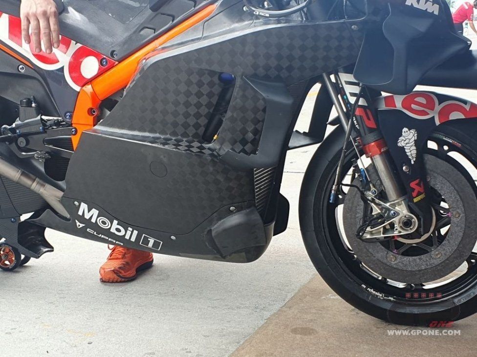 MotoGP: KTM si incolla al suolo: spuntano i diffusori sulla RC16 a Sepang