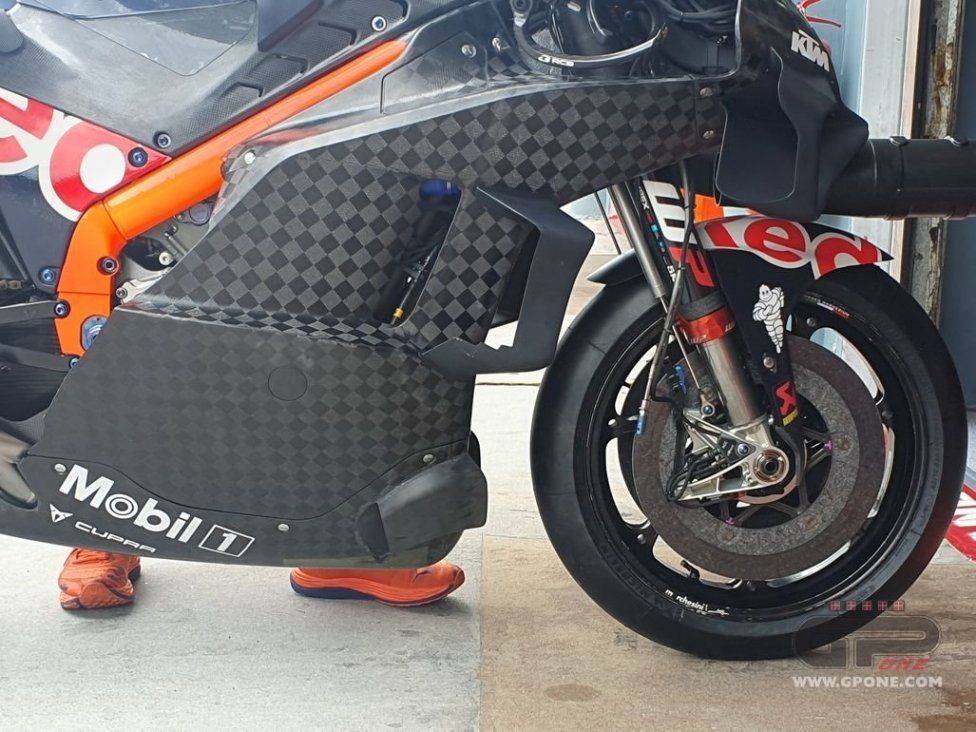MotoGP: KTM si incolla al suolo: spuntano i diffusori sulla RC16 a Sepang