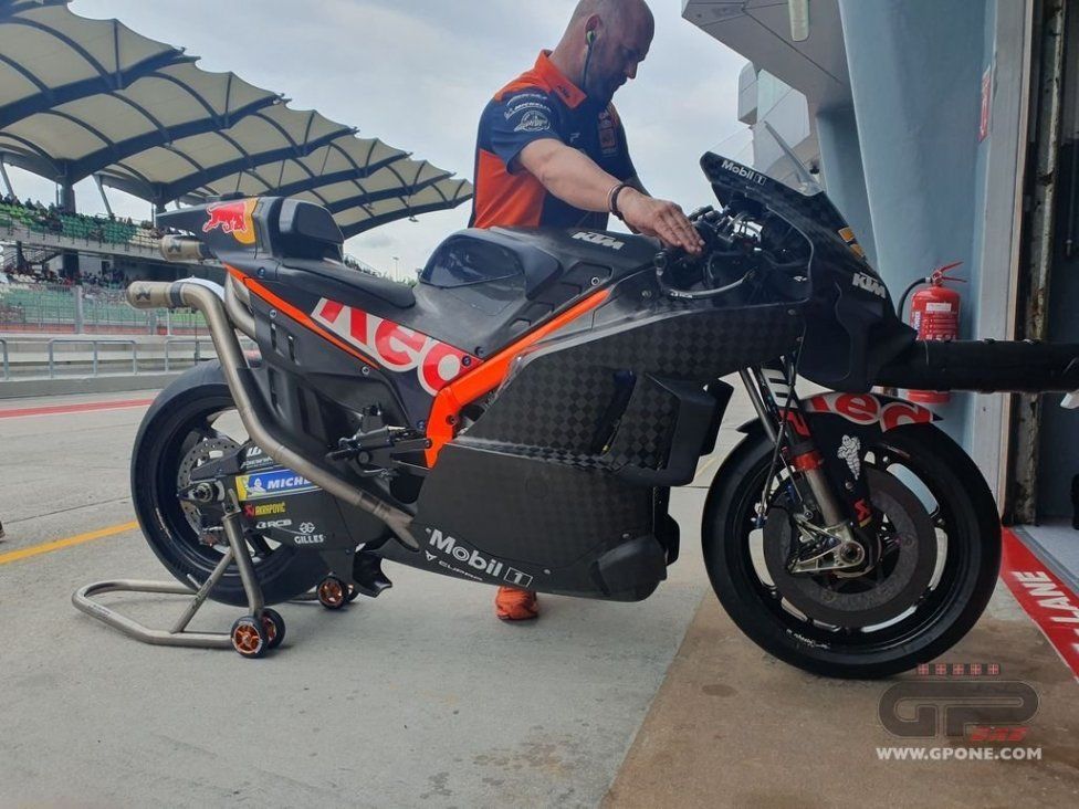 MotoGP: KTM si incolla al suolo: spuntano i diffusori sulla RC16 a Sepang