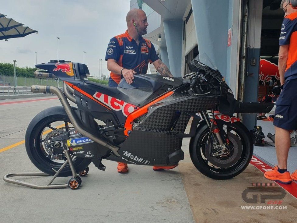 MotoGP: KTM si incolla al suolo: spuntano i diffusori sulla RC16 a Sepang