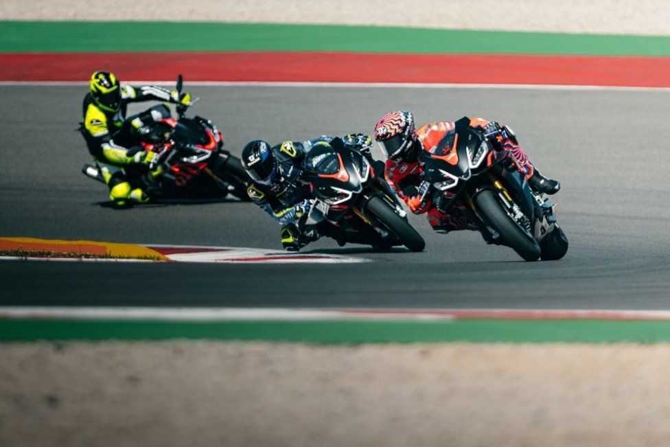 Moto - News: Aprilia Pro Experience 2023: domenica 28 maggio a Misano con Max Biaggi