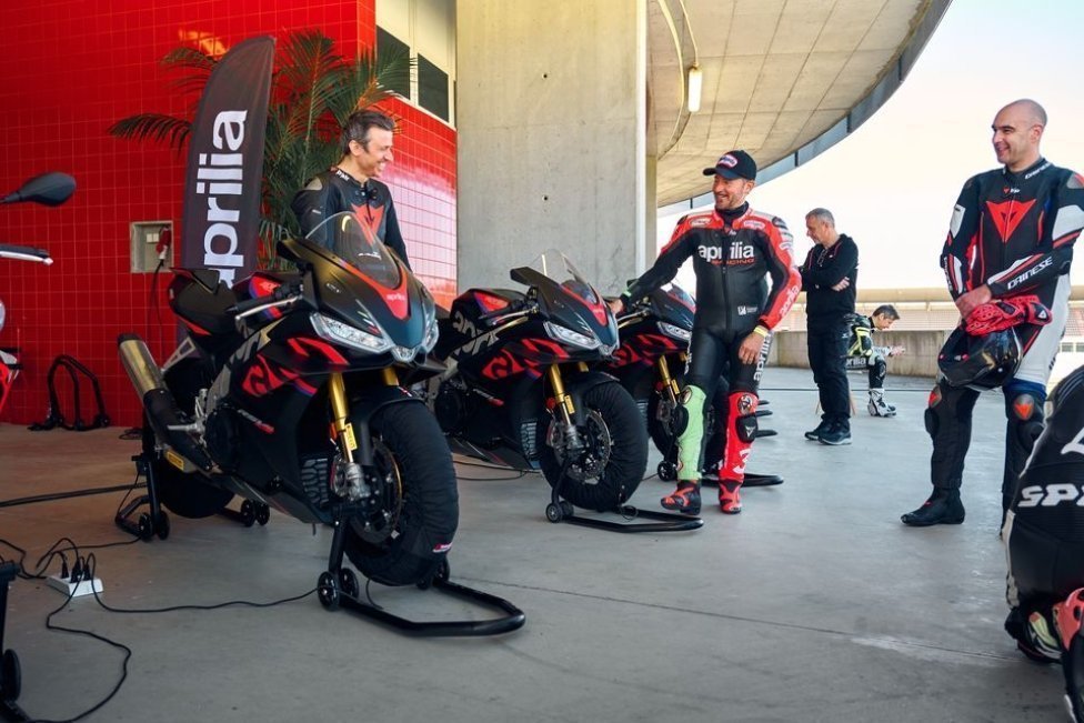 Moto - News: Aprilia Pro Experience 2023: domenica 28 maggio a Misano con Max Biaggi