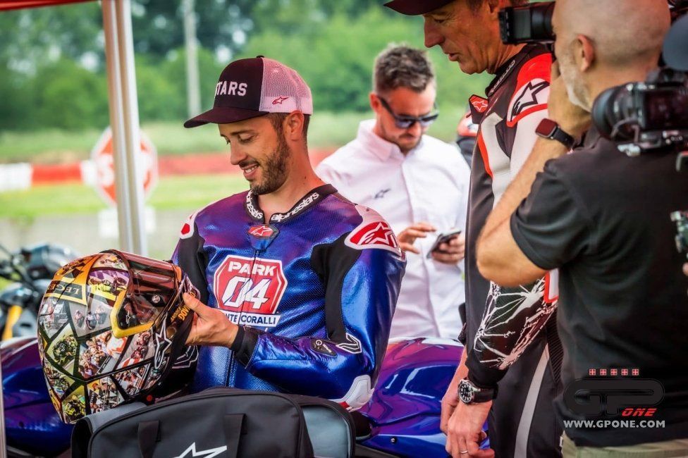 MotoGP: Un casco Alpinestars da leggenda per Andrea Dovizioso