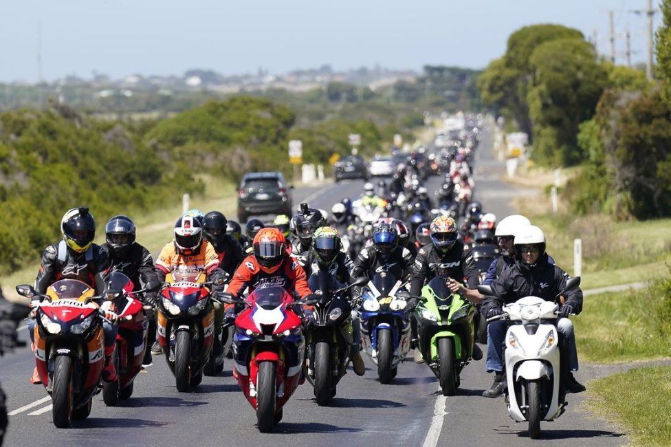 MotoGP: FOTO - Marc Marquez fa da 'guida' a 400 motociclisti a Phillip Island