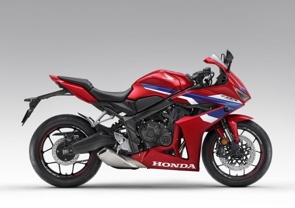 EICMA: Honda CBR650R 2024: rinnovata la sportiva giapponese, anche con E-Clutch