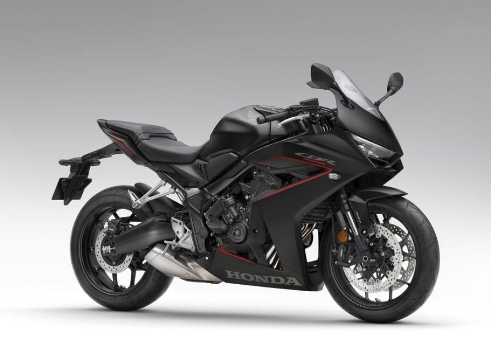 EICMA: Honda CBR650R 2024: rinnovata la sportiva giapponese, anche con E-Clutch