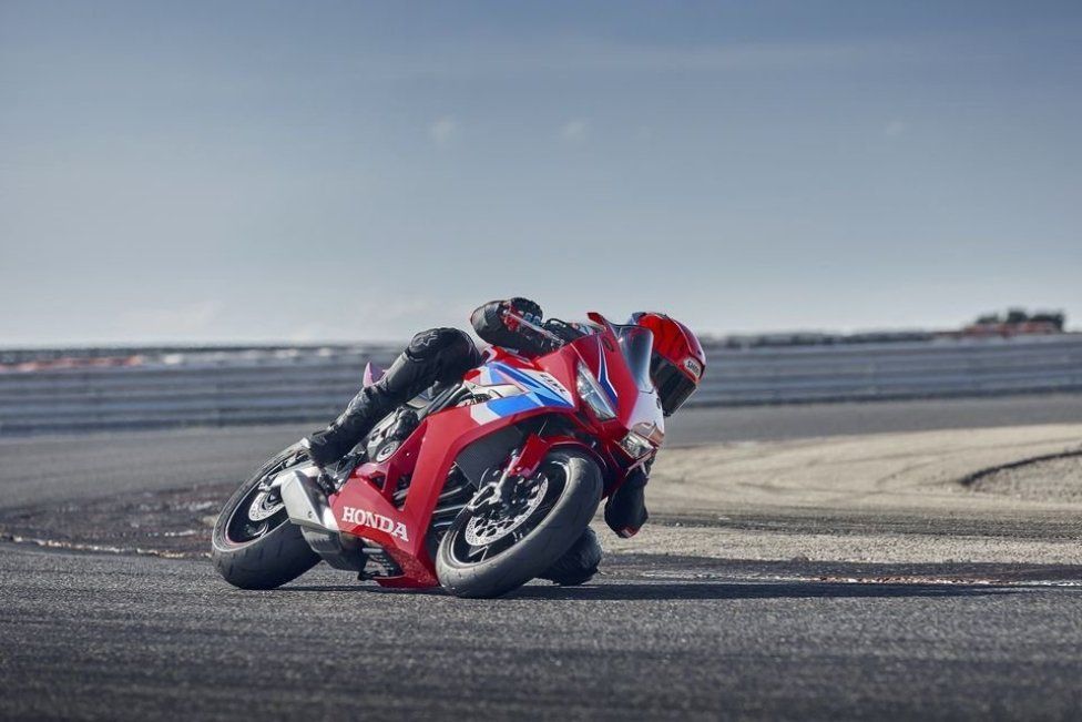 EICMA: Honda CBR650R 2024: rinnovata la sportiva giapponese, anche con E-Clutch