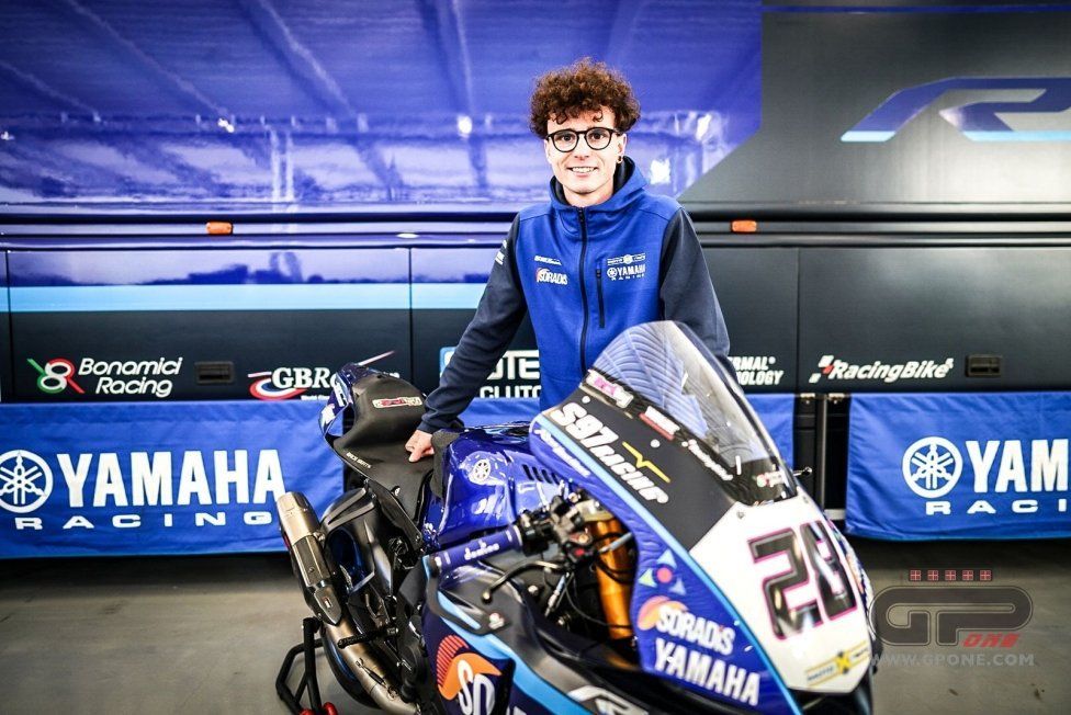 WSBK: Motoxracing inaugura il 2024 svelando la Yamaha R1 di Bradley Ray