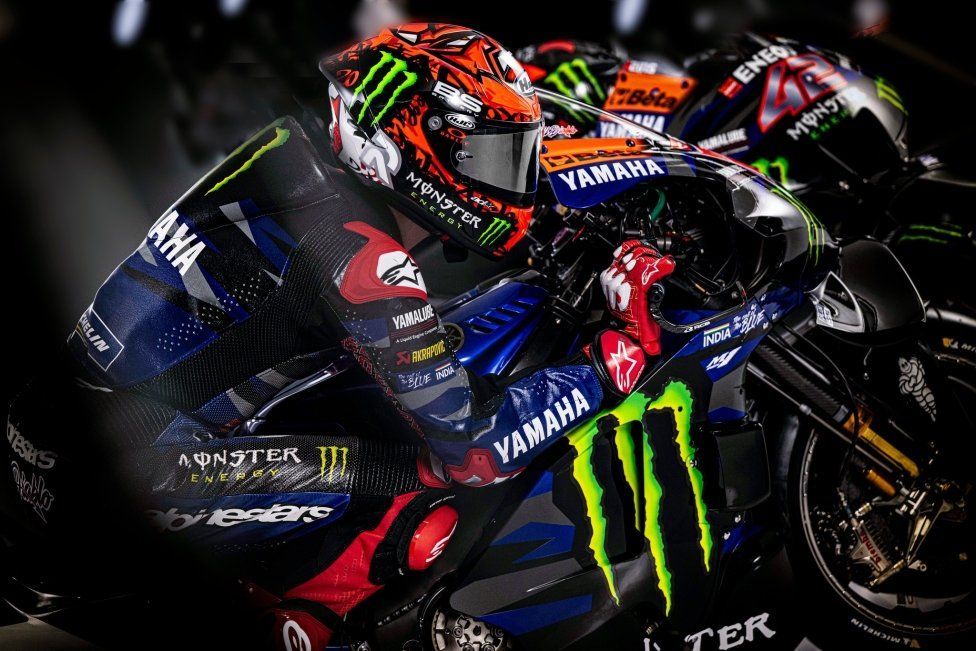 MotoGP: A Sepang Quartararo e Rins svelano la livrea Yamaha 2024