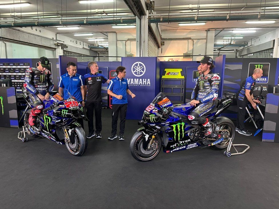 MotoGP: A Sepang Quartararo e Rins svelano la livrea Yamaha 2024