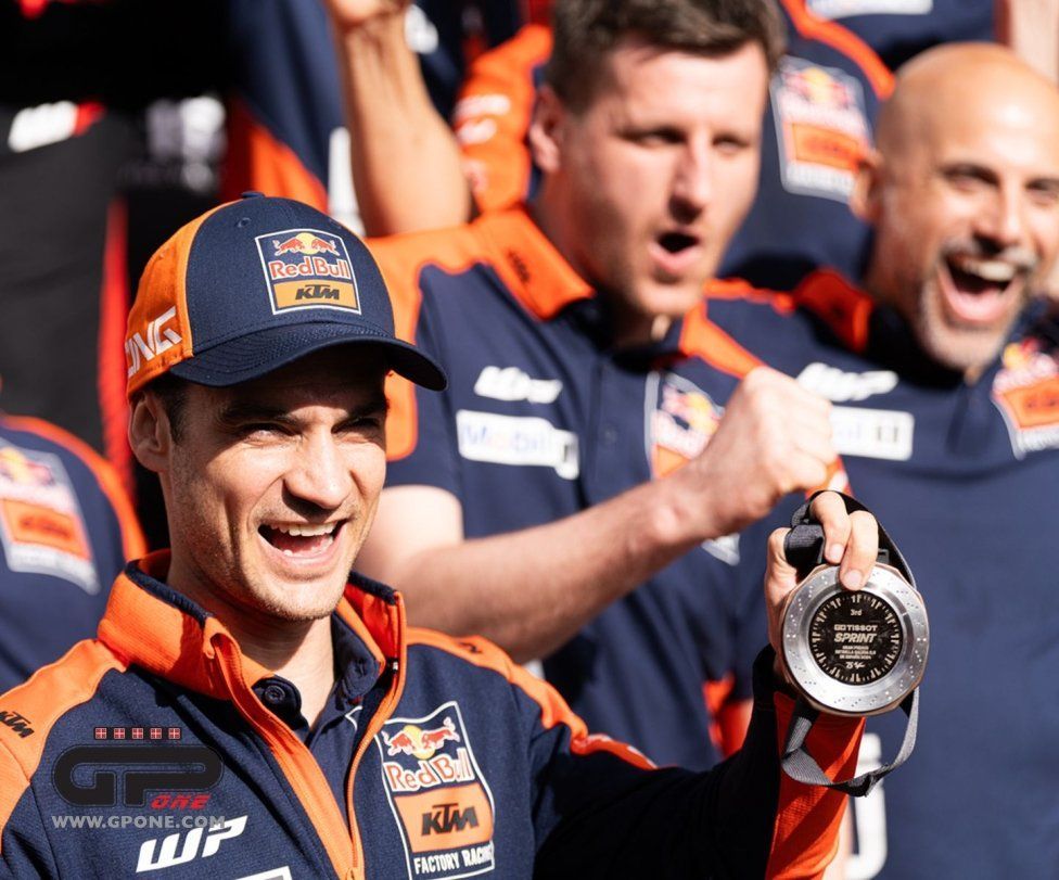MotoGP: KTM celebra il podio di Pedrosa nella sprint nel paddock, ecco le immagini