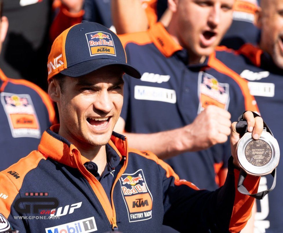 MotoGP: KTM celebra il podio di Pedrosa nella sprint nel paddock, ecco le immagini