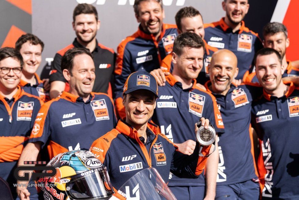MotoGP: KTM celebra il podio di Pedrosa nella sprint nel paddock, ecco le immagini