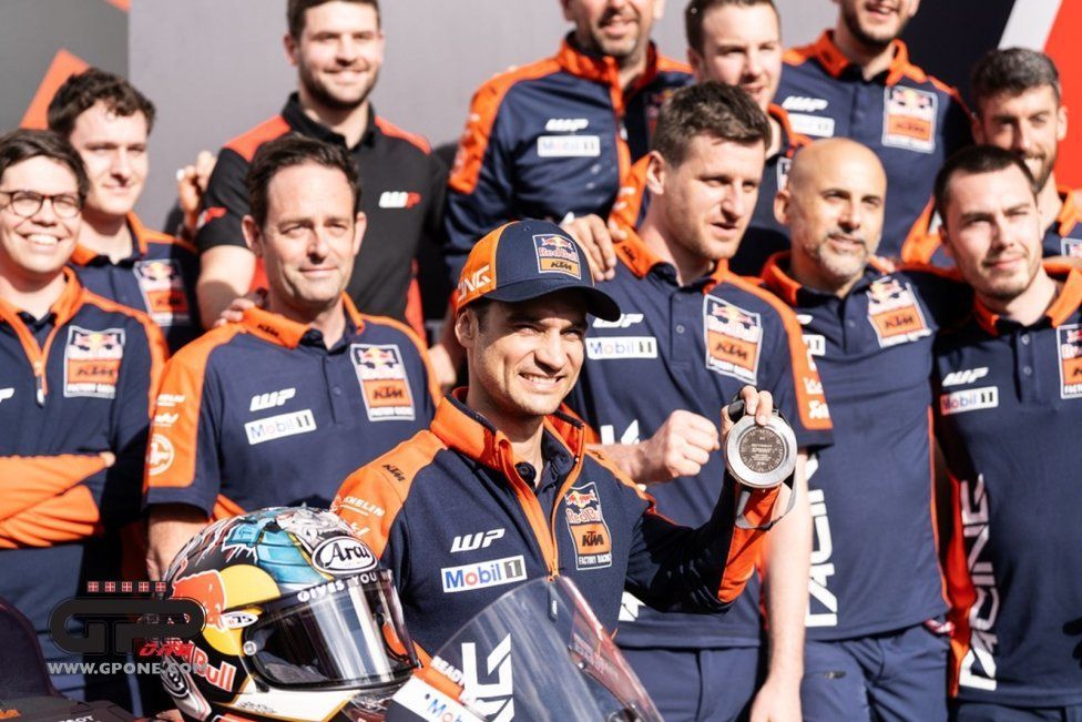 MotoGP: KTM celebra il podio di Pedrosa nella sprint nel paddock, ecco le immagini