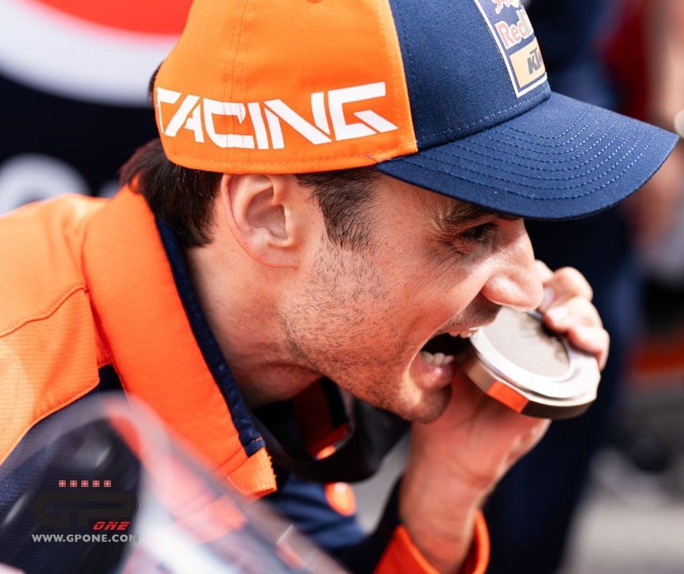 MotoGP: KTM celebra il podio di Pedrosa nella sprint nel paddock, ecco le immagini