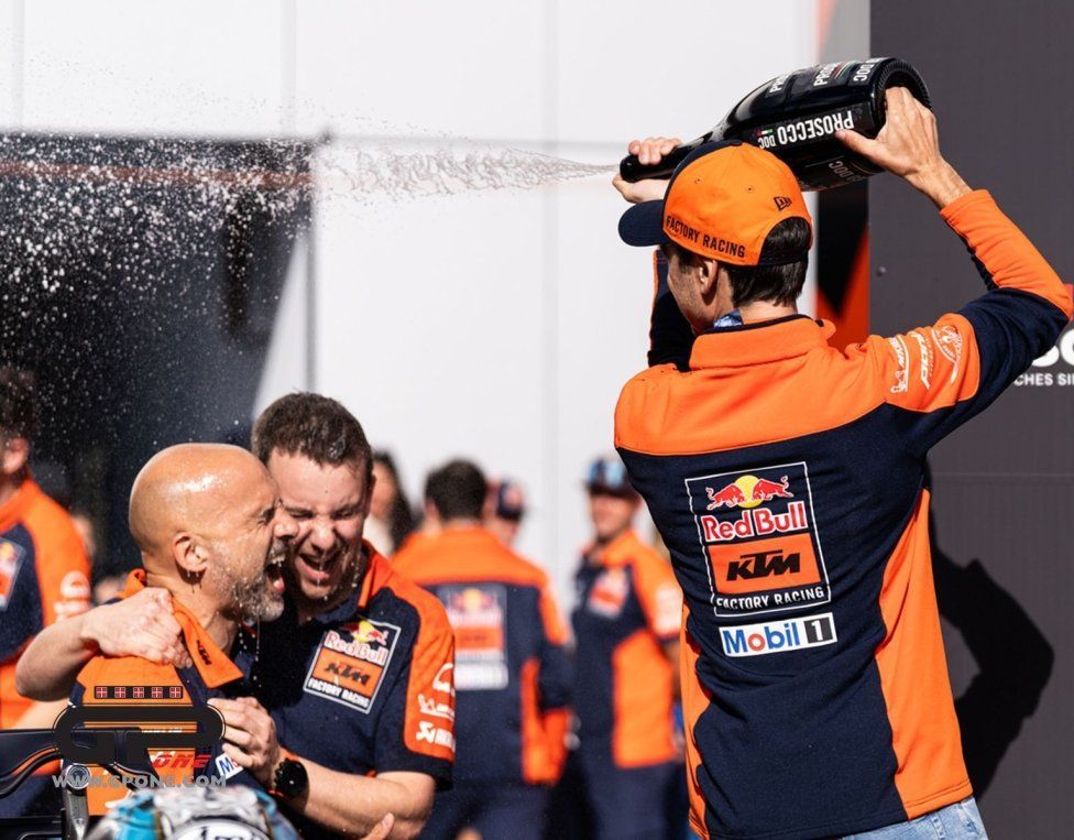 MotoGP: KTM celebra il podio di Pedrosa nella sprint nel paddock, ecco le immagini