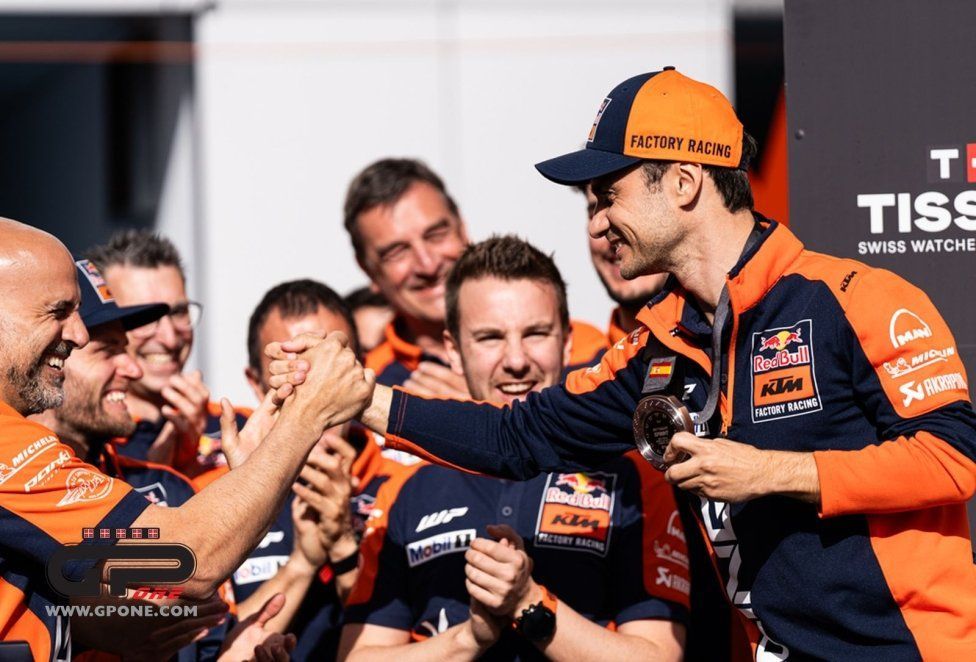 MotoGP: KTM celebra il podio di Pedrosa nella sprint nel paddock, ecco le immagini