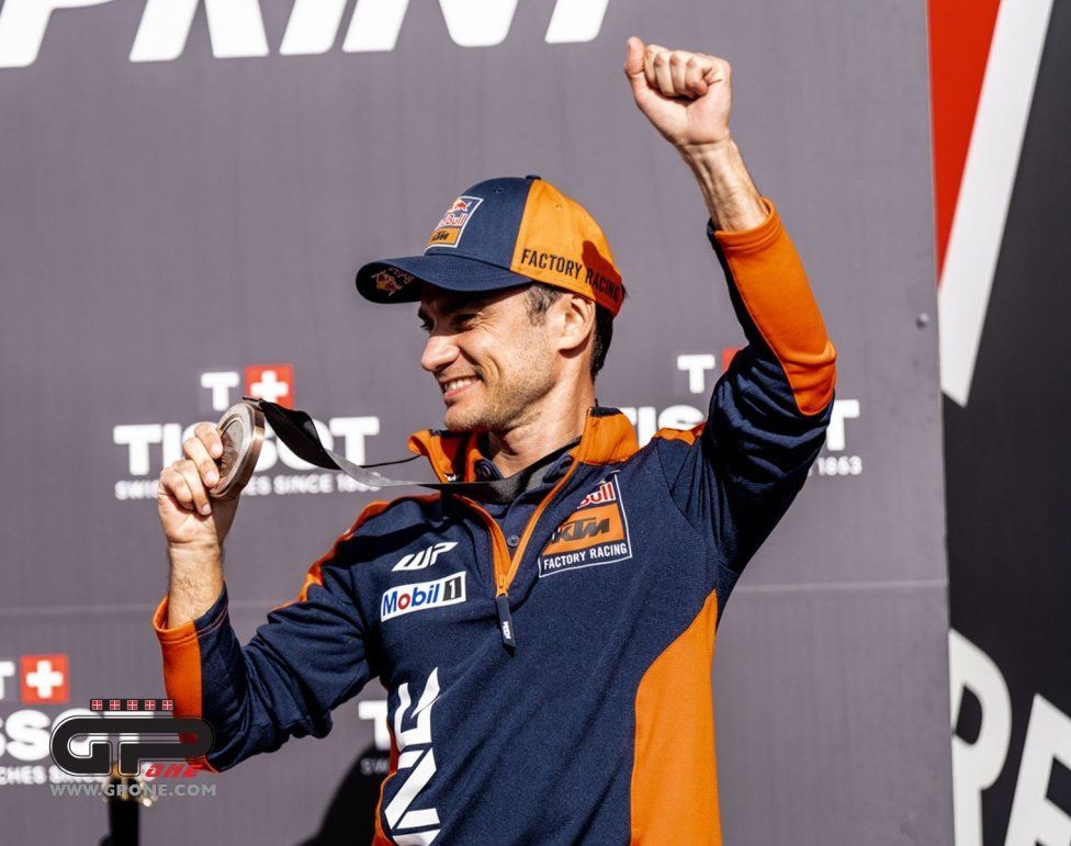 MotoGP: KTM celebra il podio di Pedrosa nella sprint nel paddock, ecco le immagini