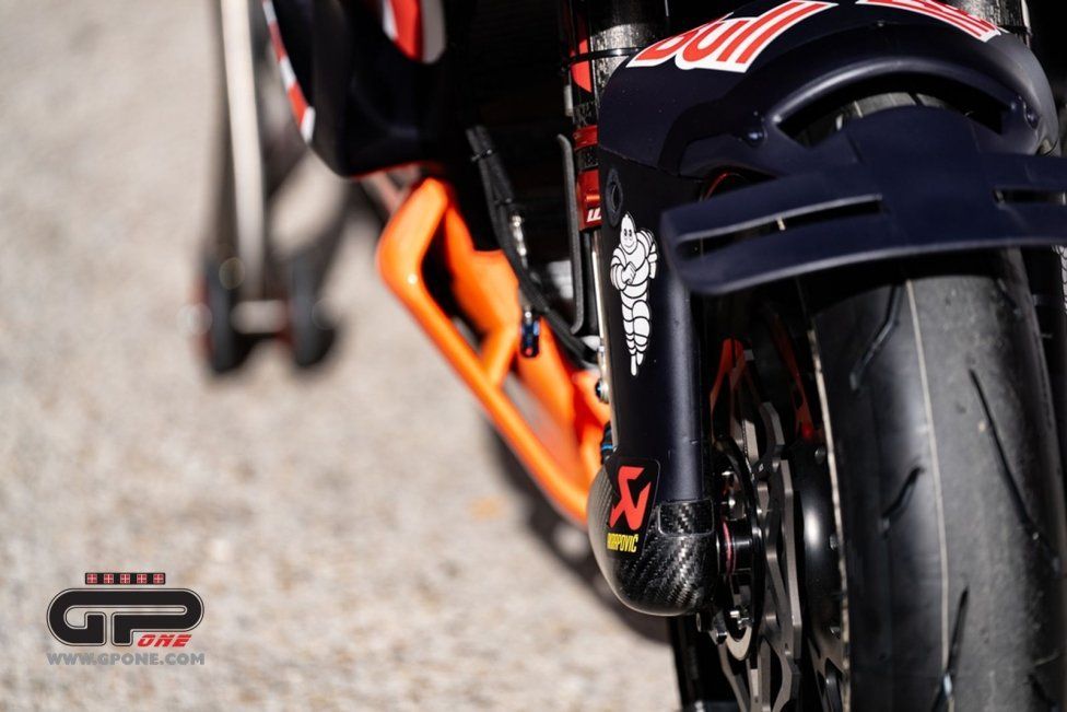 MotoGP: KTM celebra il podio di Pedrosa nella sprint nel paddock, ecco le immagini
