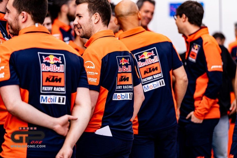 MotoGP: KTM celebra il podio di Pedrosa nella sprint nel paddock, ecco le immagini