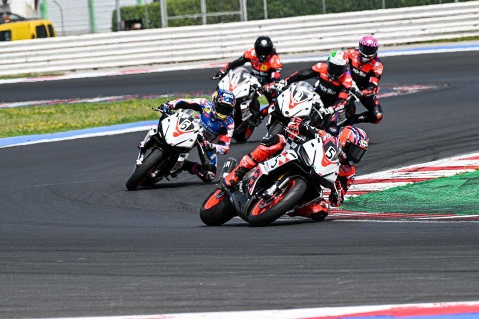MotoGP: Miguel Oliveira e Loris Capirossi si impongono nella prima All Stars Race