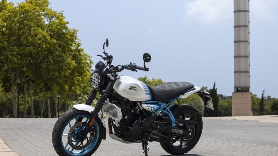 Moto - News: Royal Enfield Guerrilla 450: la roadster moderna