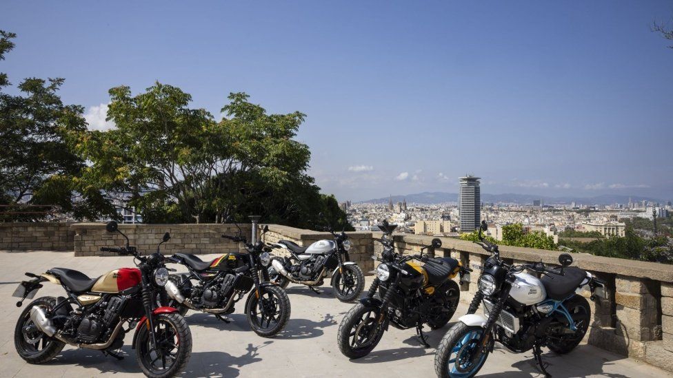 Moto - News: Royal Enfield Guerrilla 450: la roadster moderna