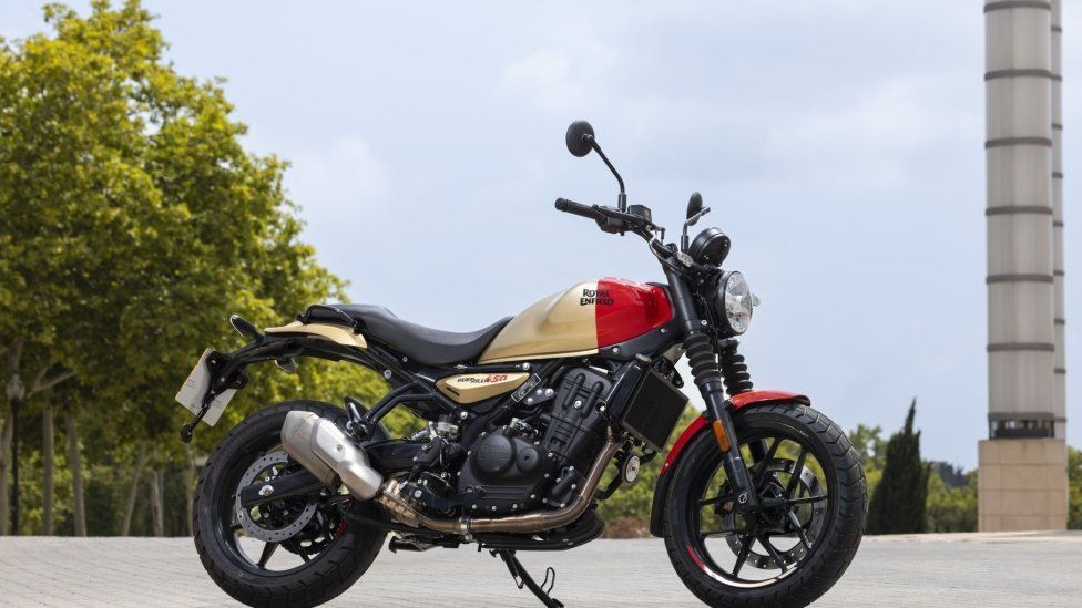 Moto - News: Royal Enfield Guerrilla 450: la roadster moderna