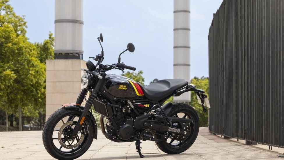 Moto - News: Royal Enfield Guerrilla 450: la roadster moderna