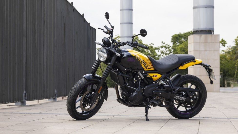 Moto - News: Royal Enfield Guerrilla 450: la roadster moderna