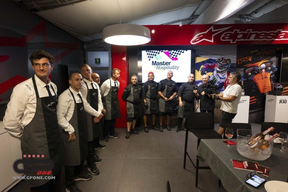 MotoGP: Master of Hospitality:  l'esuberanza di Randy Mamola ai fornelli di Alpinestar