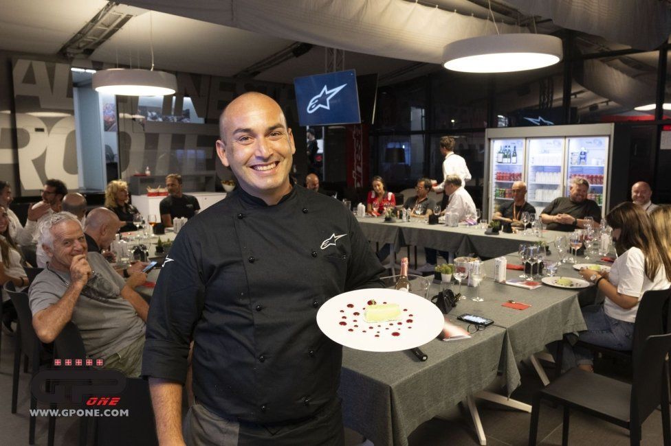 MotoGP: Master of Hospitality:  l'esuberanza di Randy Mamola ai fornelli di Alpinestar
