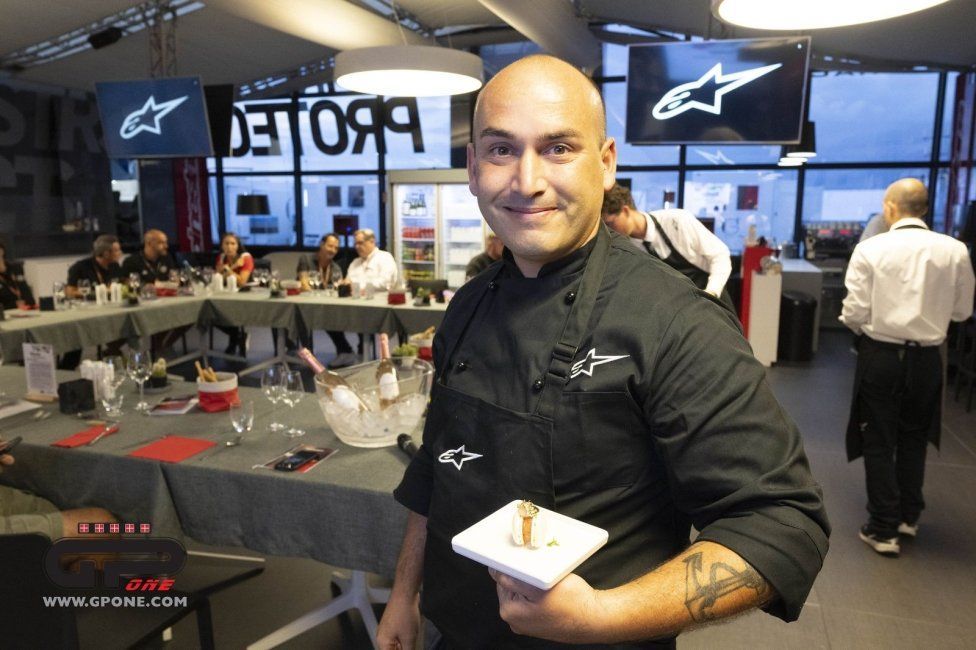MotoGP: Master of Hospitality:  l'esuberanza di Randy Mamola ai fornelli di Alpinestar