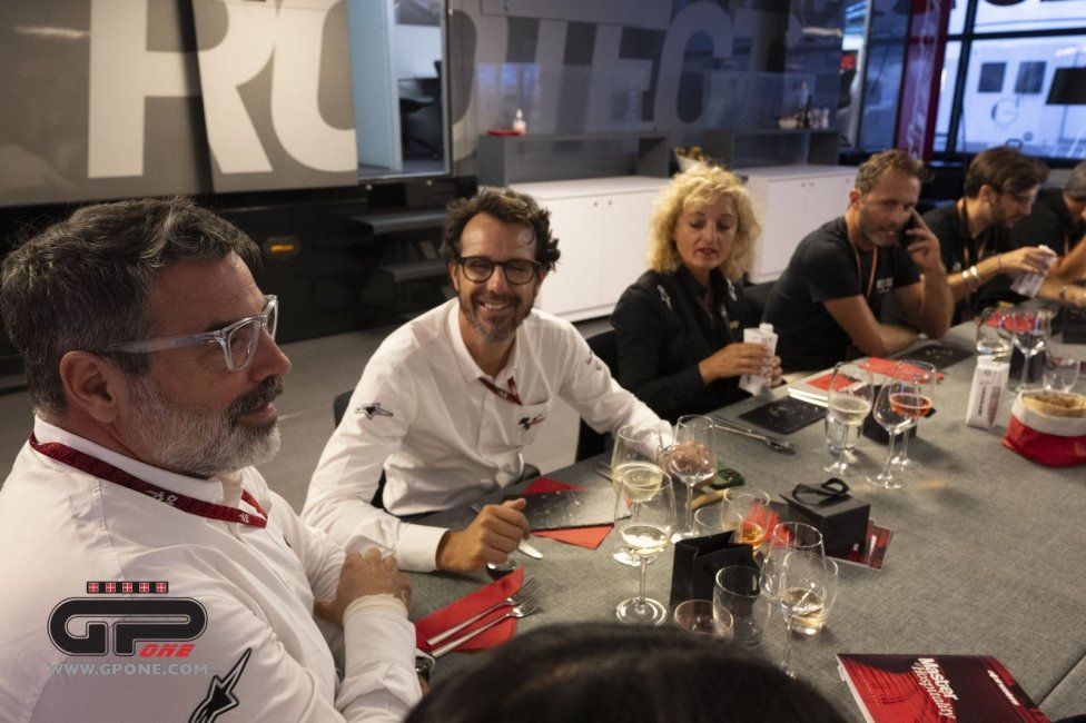 MotoGP: Master of Hospitality:  l'esuberanza di Randy Mamola ai fornelli di Alpinestar