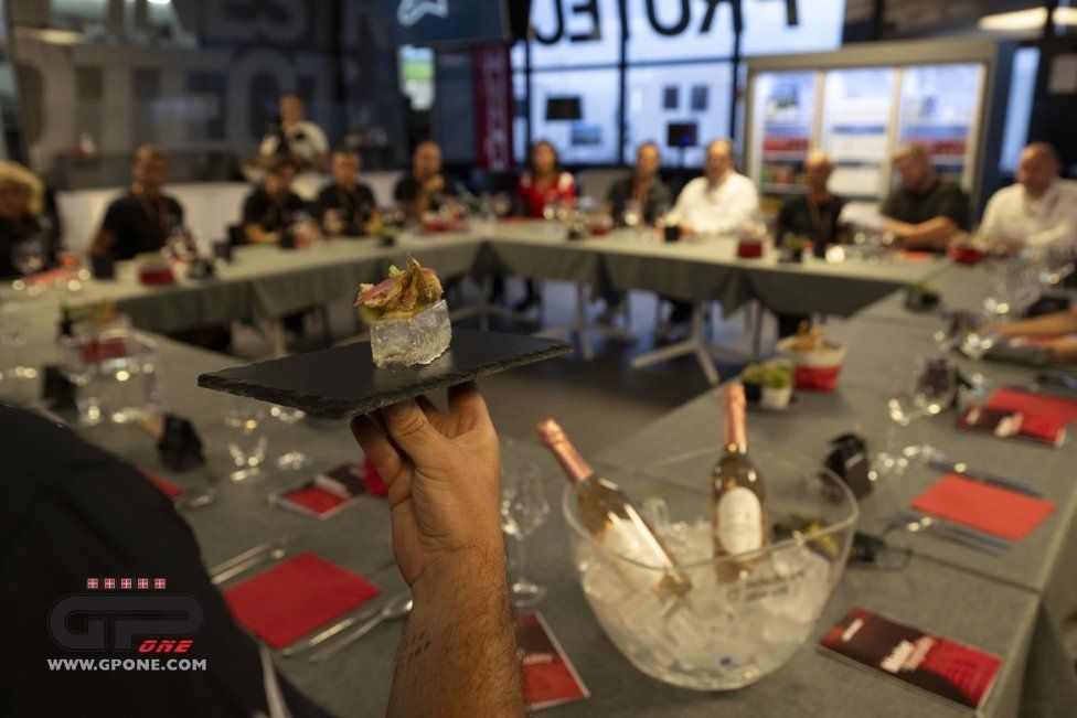 MotoGP: Master of Hospitality:  l'esuberanza di Randy Mamola ai fornelli di Alpinestar