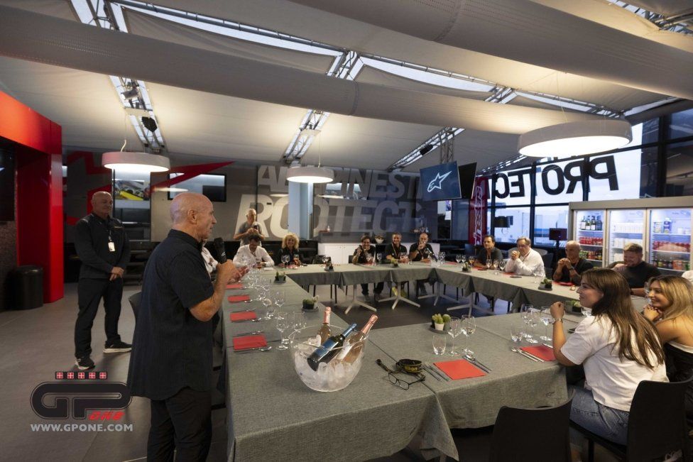 MotoGP: Master of Hospitality:  l'esuberanza di Randy Mamola ai fornelli di Alpinestar