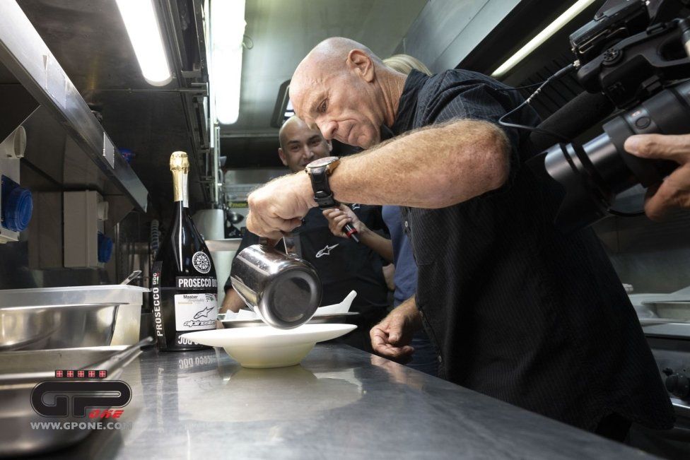 MotoGP: Master of Hospitality:  l'esuberanza di Randy Mamola ai fornelli di Alpinestar