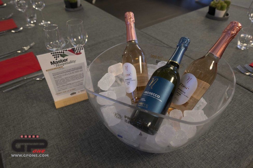 MotoGP: Master of Hospitality:  l'esuberanza di Randy Mamola ai fornelli di Alpinestar