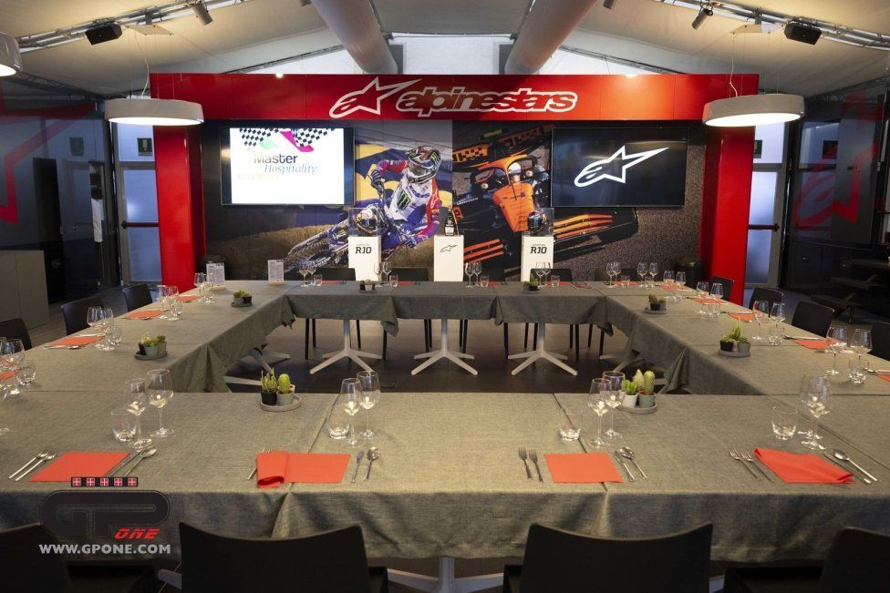MotoGP: Master of Hospitality:  l'esuberanza di Randy Mamola ai fornelli di Alpinestar