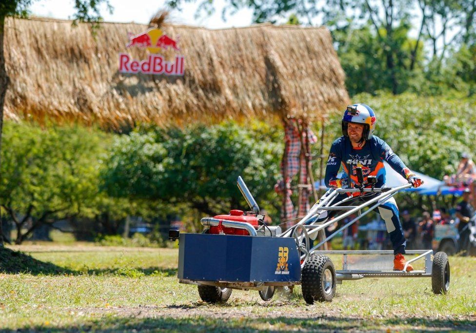 MotoGP: VIDEO E FOTO - Binder e Miller si sfidano su delle 'bighe a motore'
