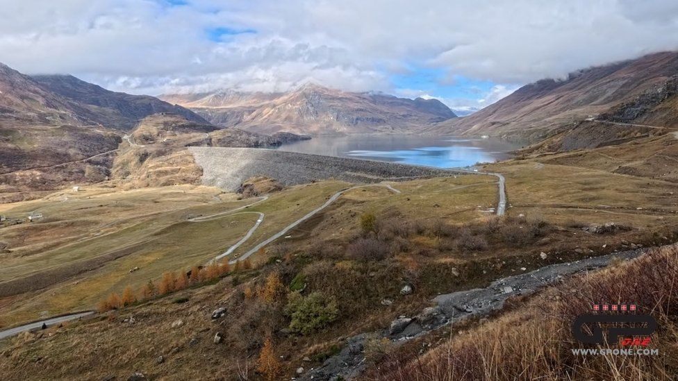 Playtime - Viaggi: Sul Moncenisio con la Honda Africa Twin per assaporare i colori dell'autunno