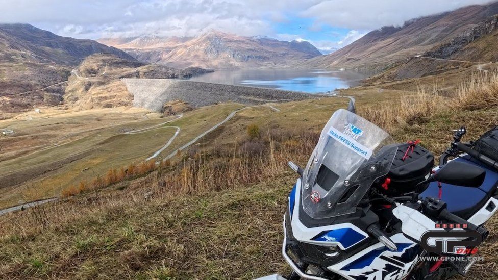 Playtime - Viaggi: Sul Moncenisio con la Honda Africa Twin per assaporare i colori dell'autunno