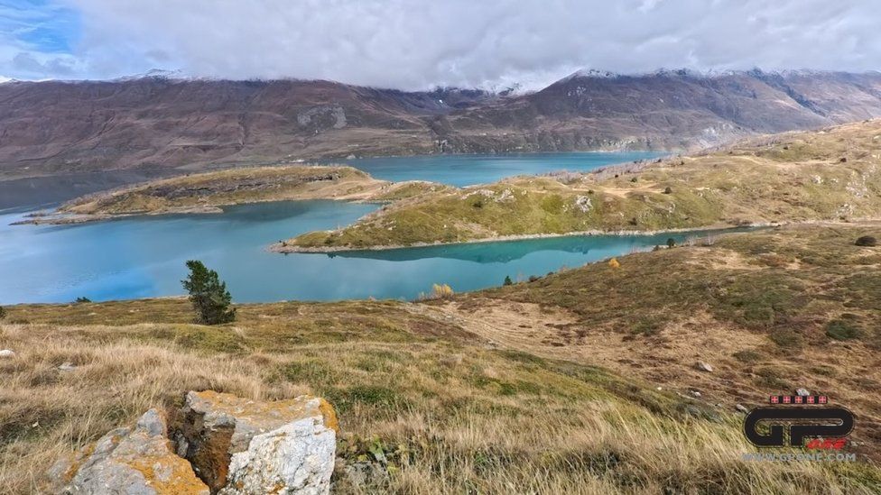 Playtime - Viaggi: Sul Moncenisio con la Honda Africa Twin per assaporare i colori dell'autunno