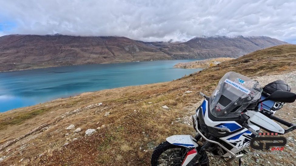 Playtime - Viaggi: Sul Moncenisio con la Honda Africa Twin per assaporare i colori dell'autunno