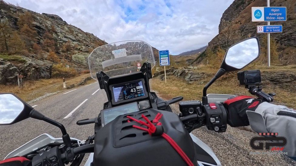 Playtime - Viaggi: Sul Moncenisio con la Honda Africa Twin per assaporare i colori dell'autunno