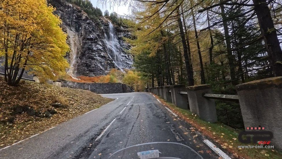 Playtime - Viaggi: Sul Moncenisio con la Honda Africa Twin per assaporare i colori dell'autunno