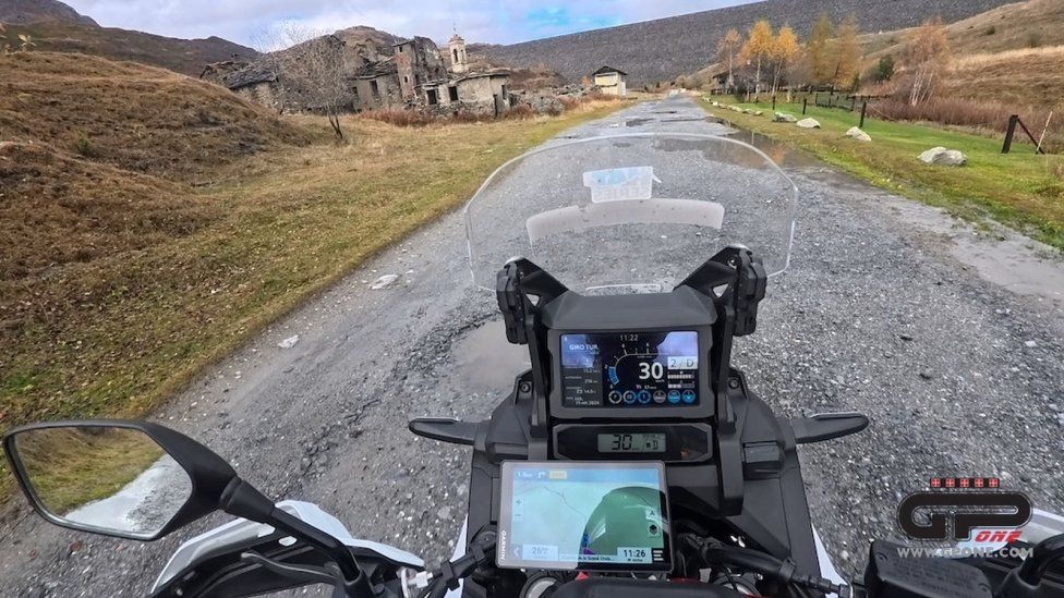 Playtime - Viaggi: Sul Moncenisio con la Honda Africa Twin per assaporare i colori dell'autunno